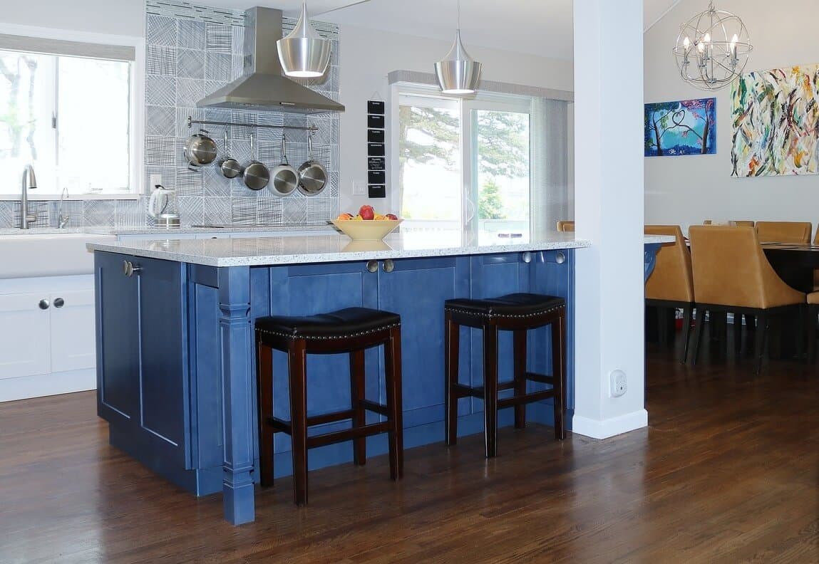 KITCHEN ISLAND WITH SEATING