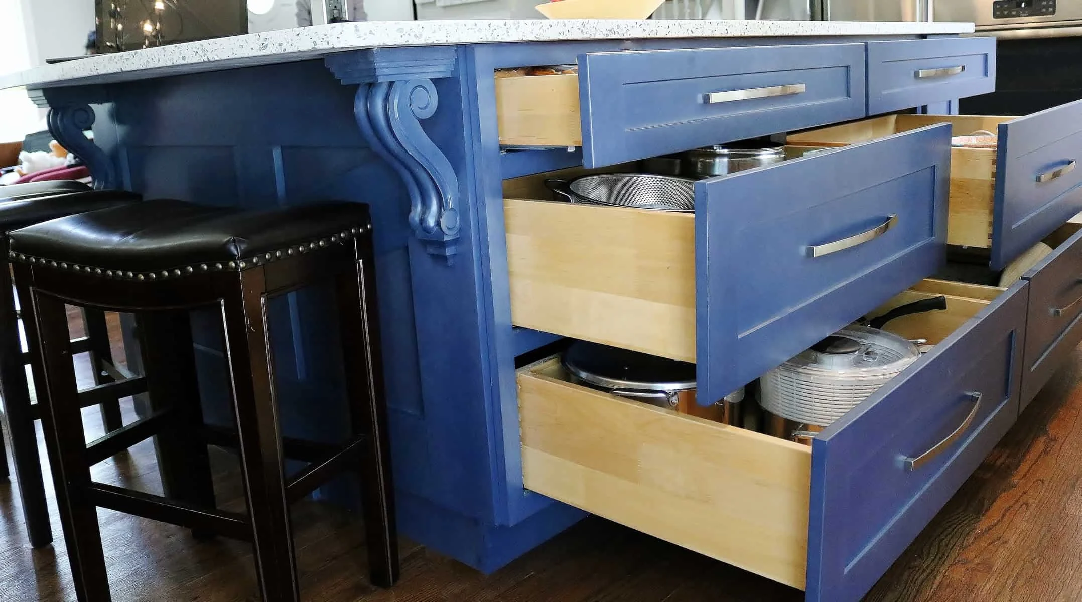 KITCHEN ISLAND WITH CORBEL